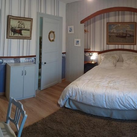 Logis Des Douves Bed and Breakfast Tiffauges Exteriör bild