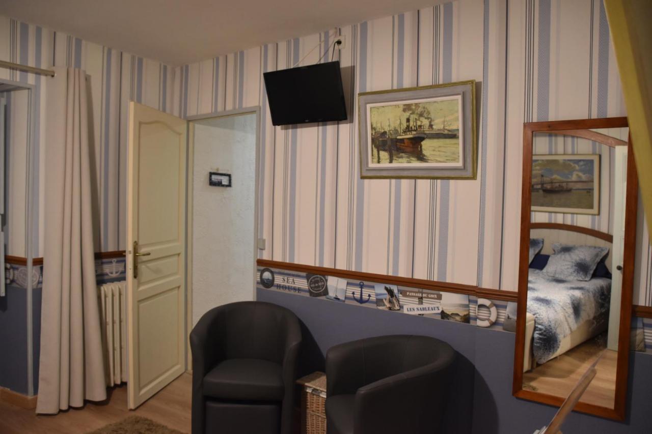 Logis Des Douves Bed and Breakfast Tiffauges Exteriör bild