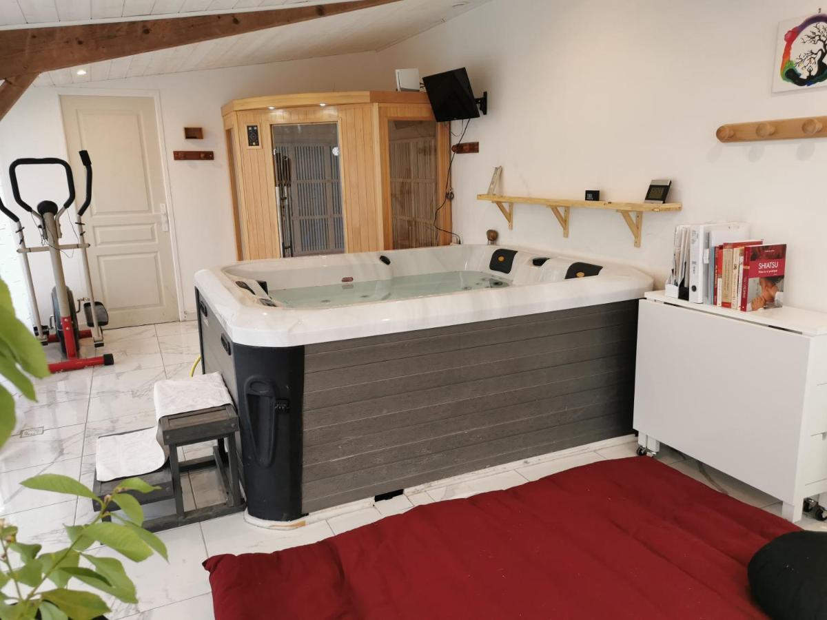 Logis Des Douves Bed and Breakfast Tiffauges Exteriör bild
