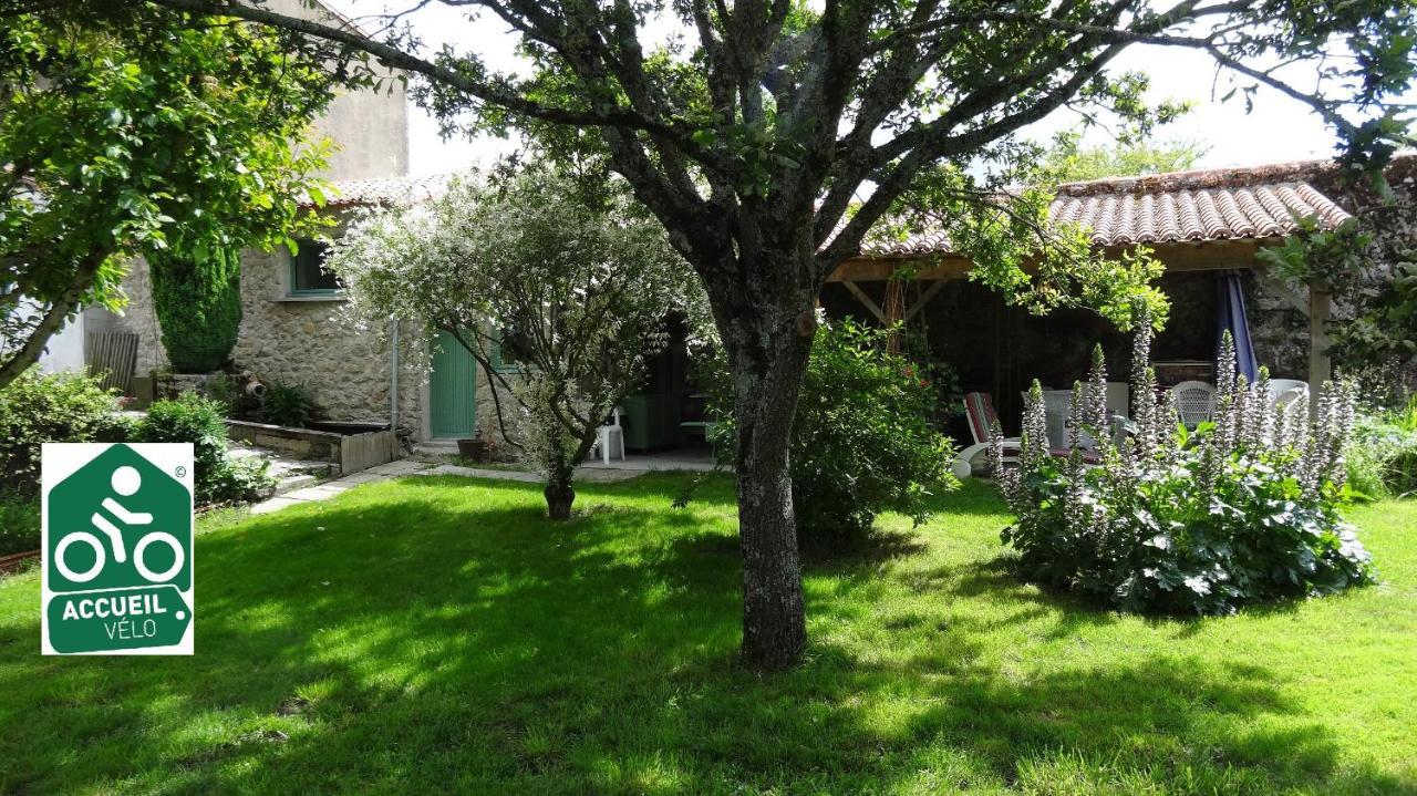 Logis Des Douves Bed and Breakfast Tiffauges Exteriör bild