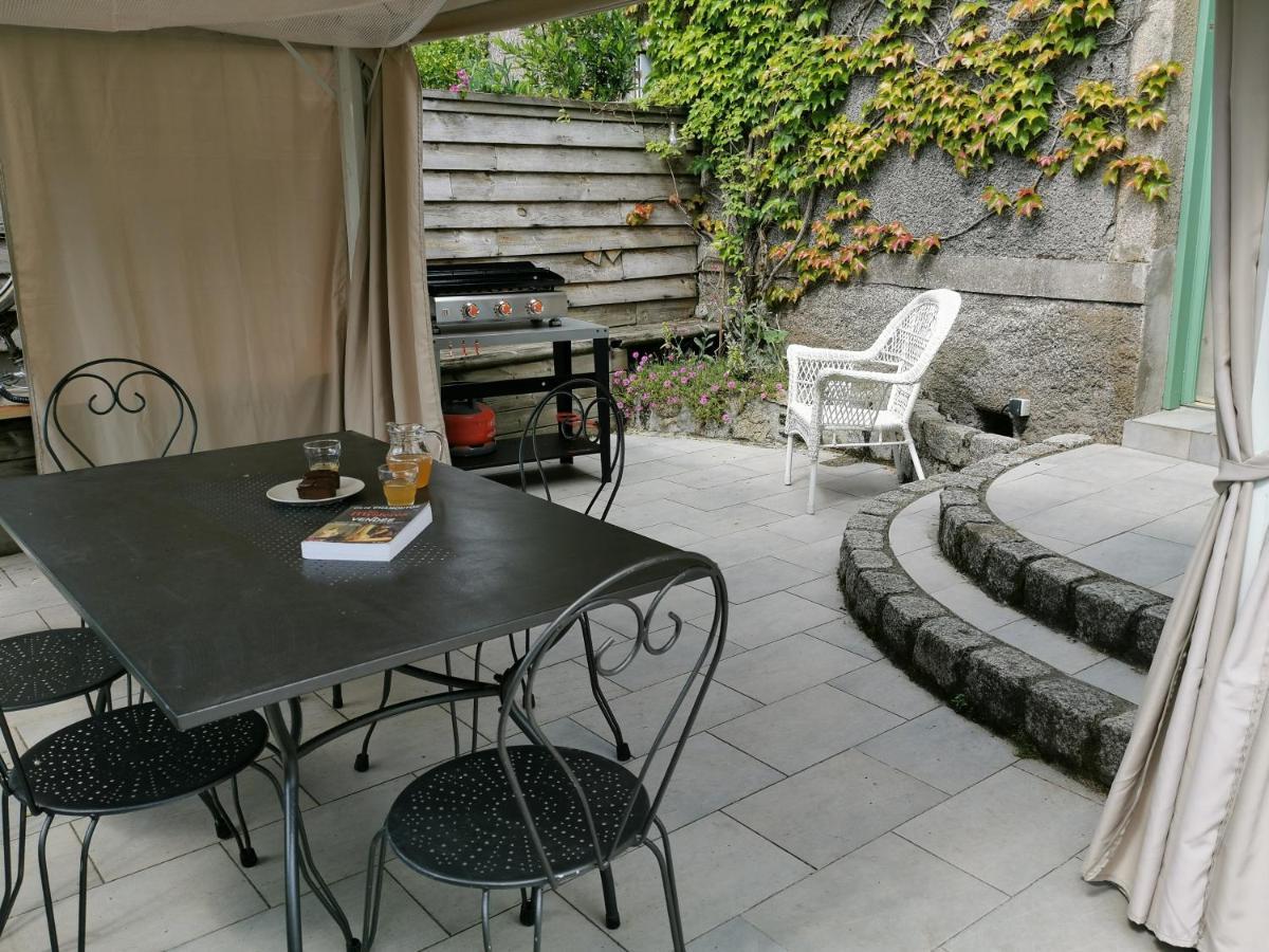 Logis Des Douves Bed and Breakfast Tiffauges Exteriör bild