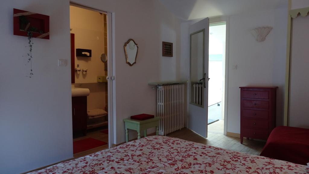 Logis Des Douves Bed and Breakfast Tiffauges Exteriör bild