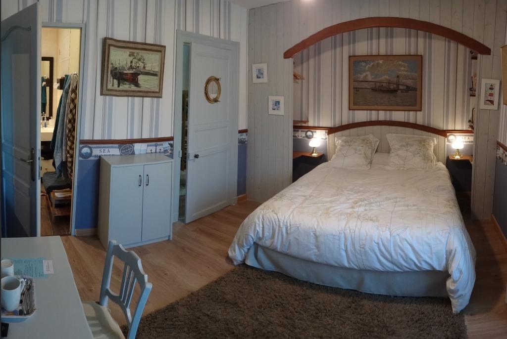Logis Des Douves Bed and Breakfast Tiffauges Exteriör bild