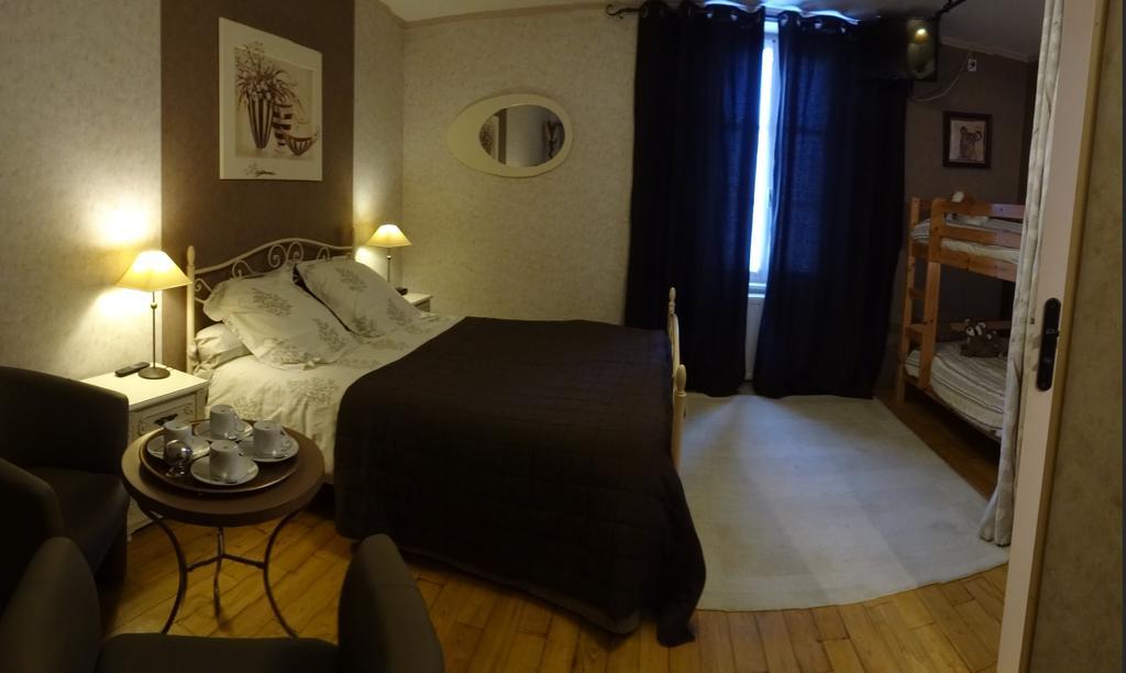 Logis Des Douves Bed and Breakfast Tiffauges Exteriör bild