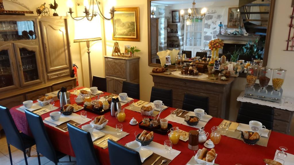 Logis Des Douves Bed and Breakfast Tiffauges Exteriör bild
