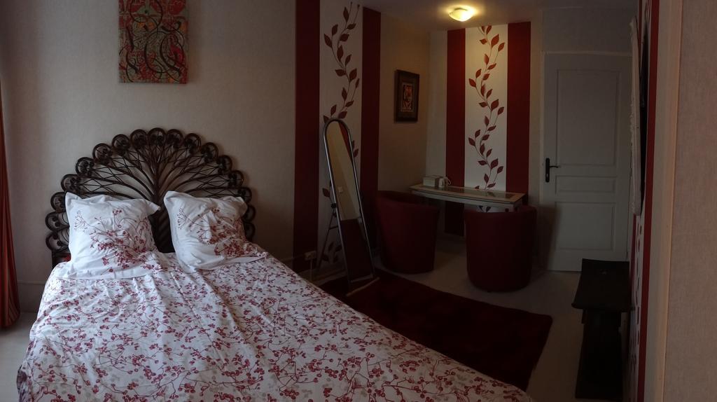 Logis Des Douves Bed and Breakfast Tiffauges Exteriör bild